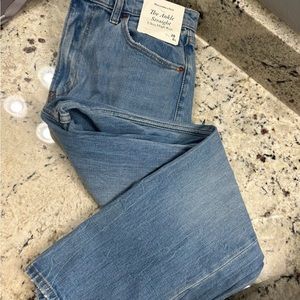 Abercrombie & Fitch
The Ankle
Straight
Ultra High Rise 
NWT 28/6S